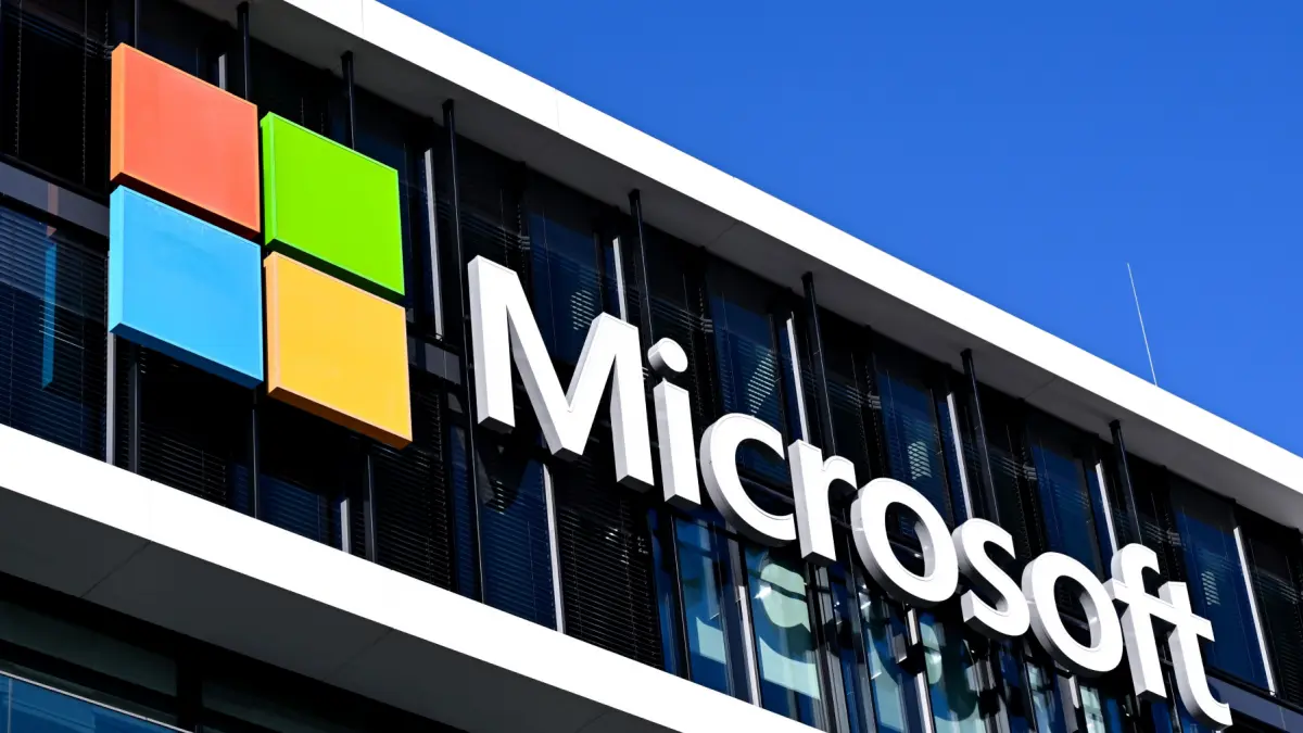 microsoft ofera plati compensatorii pentru plecarea voluntara a 60 000 de angajati in timp ce gigantul tech investeste miliarde in ai