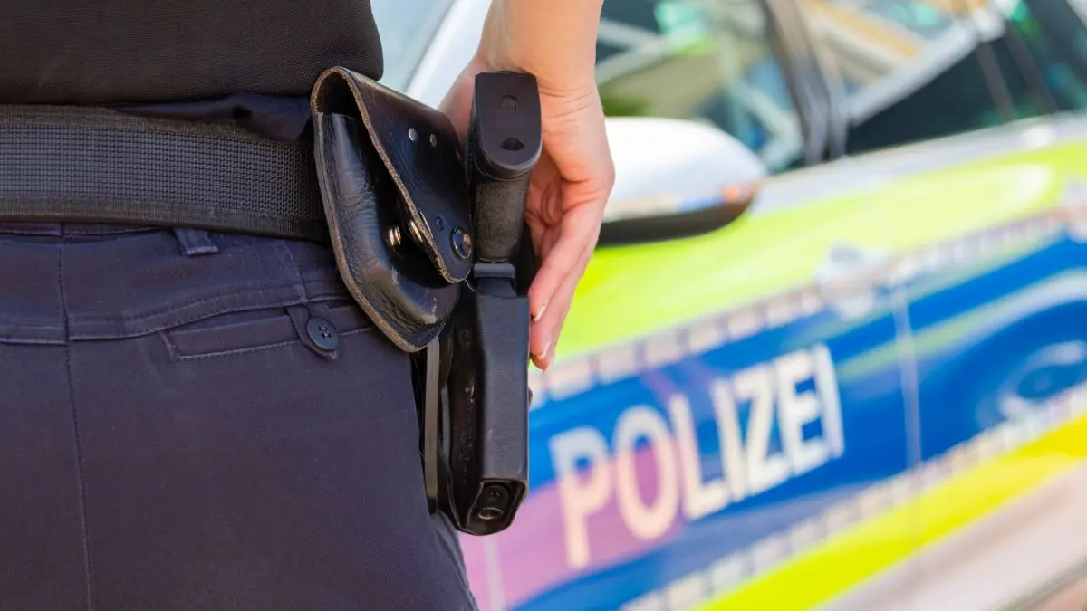 o masina a intrat in multime in germania sunt mai multe victime politia a deschis focul asupra vehiculului