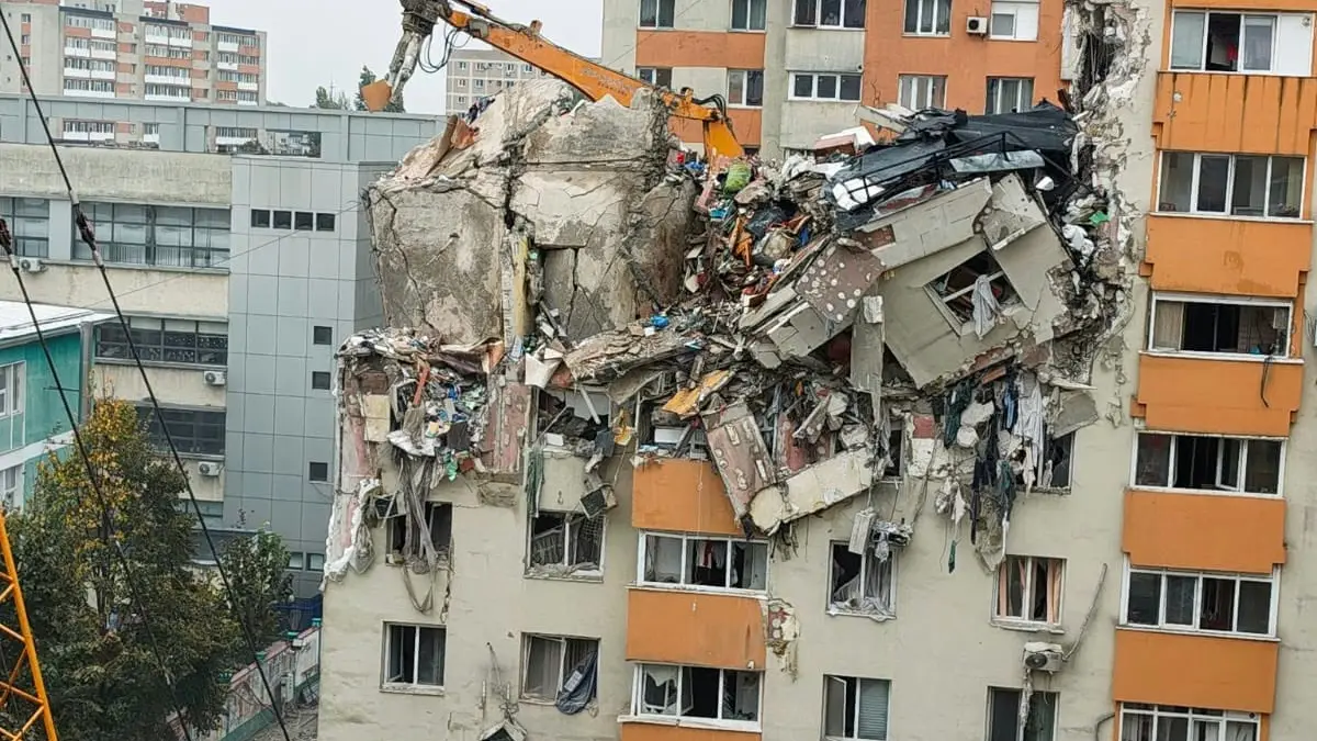 Blocul afectat de explozia din Rahova s-a prăbușit în timpul lucrărilor de demolare controlată.
