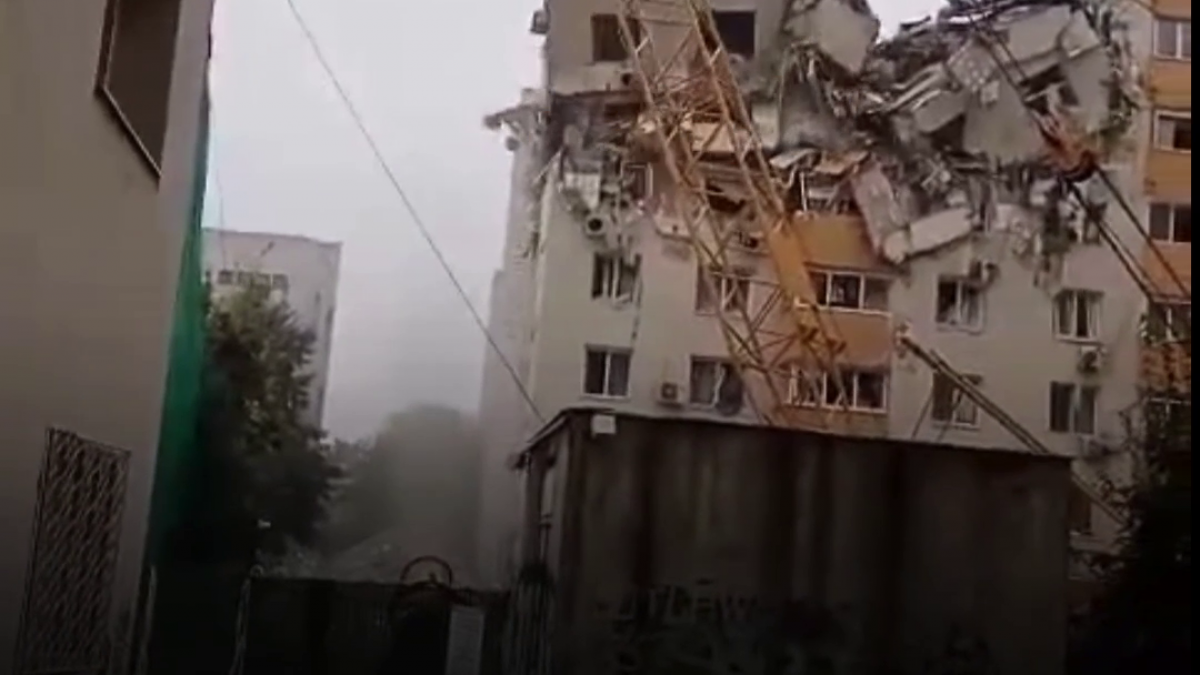 o parte din blocul din rahova s a prabusit in timpul demolarii momentul a fost surprins in imagini