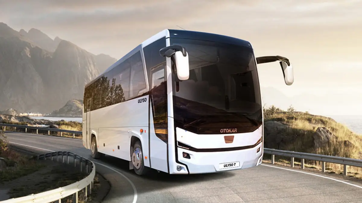 autocar pentru transport de persoane pe strada 