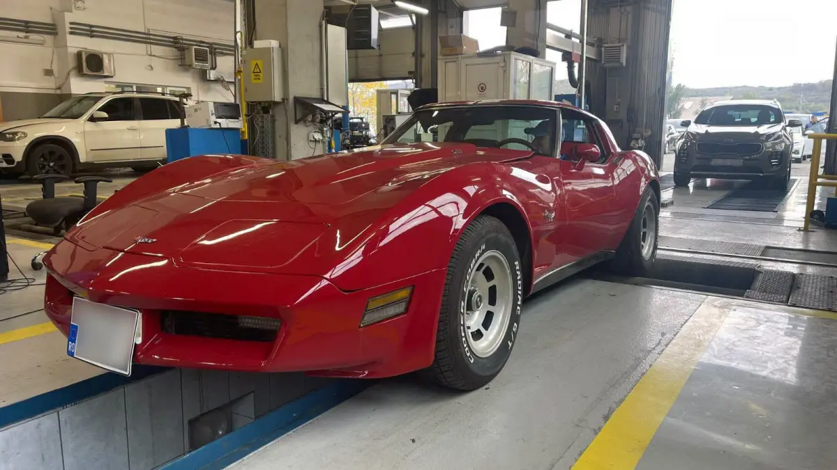un superb chevrolet corvette din 1979 s a prezentat la rar iasi o sportiva americana pur sange pare ca nu va imbatrani niciodata