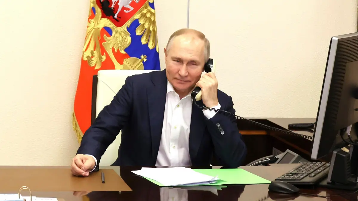 ft in loc sa discute despre planul de pace putin le a tinut sefilor finlandei si norvegiei o lunga prelegere despre slavii medievali