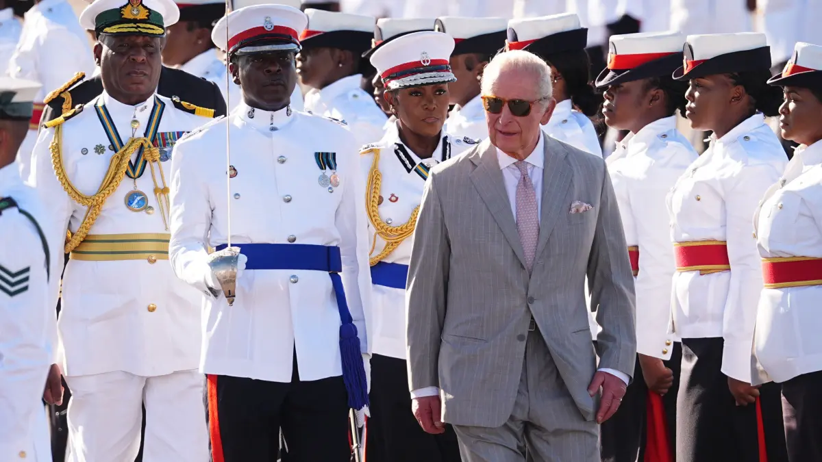 mesajul regelui charles in bahamas unde a fost primit cu pancarte pe care scria platiti ceea ce ne datorati sa se treaca la scuze