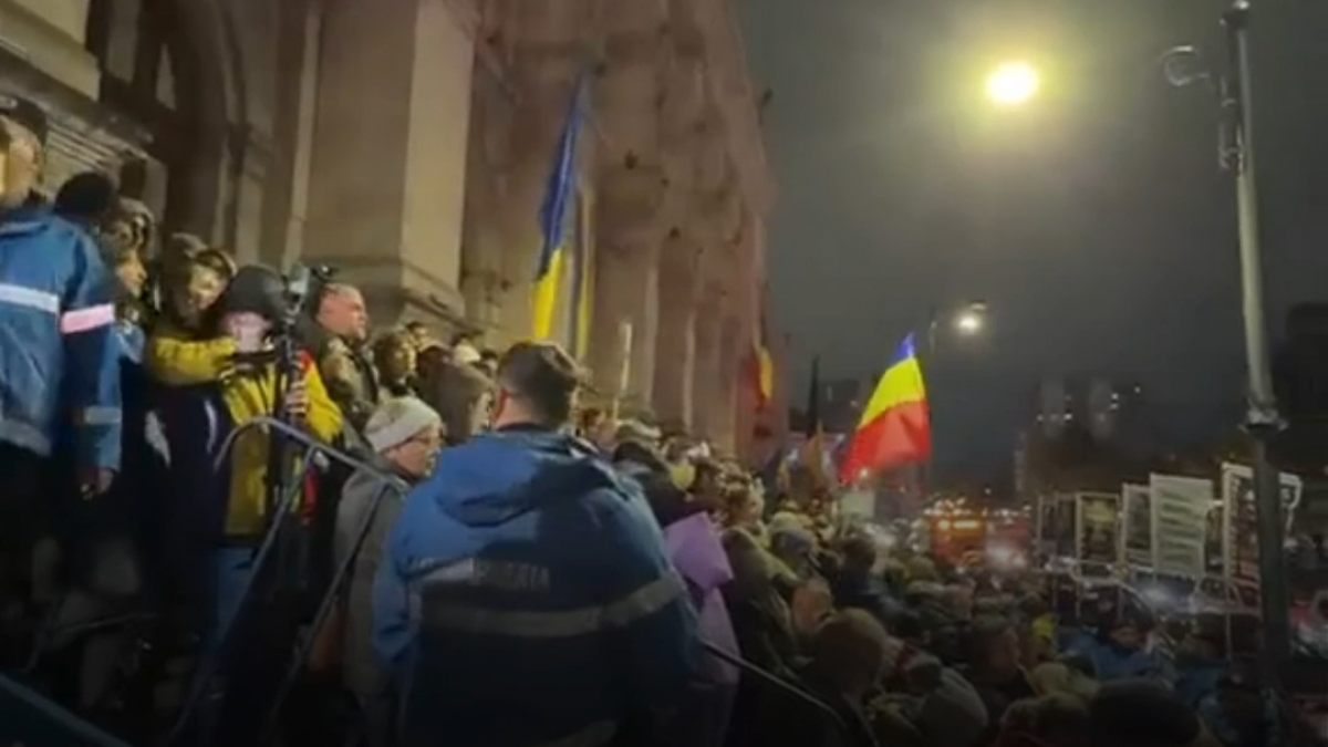 sustinatorii lui calin georgescu au luat cu asalt curtea de apel jandarmii incearca sa i calmeze