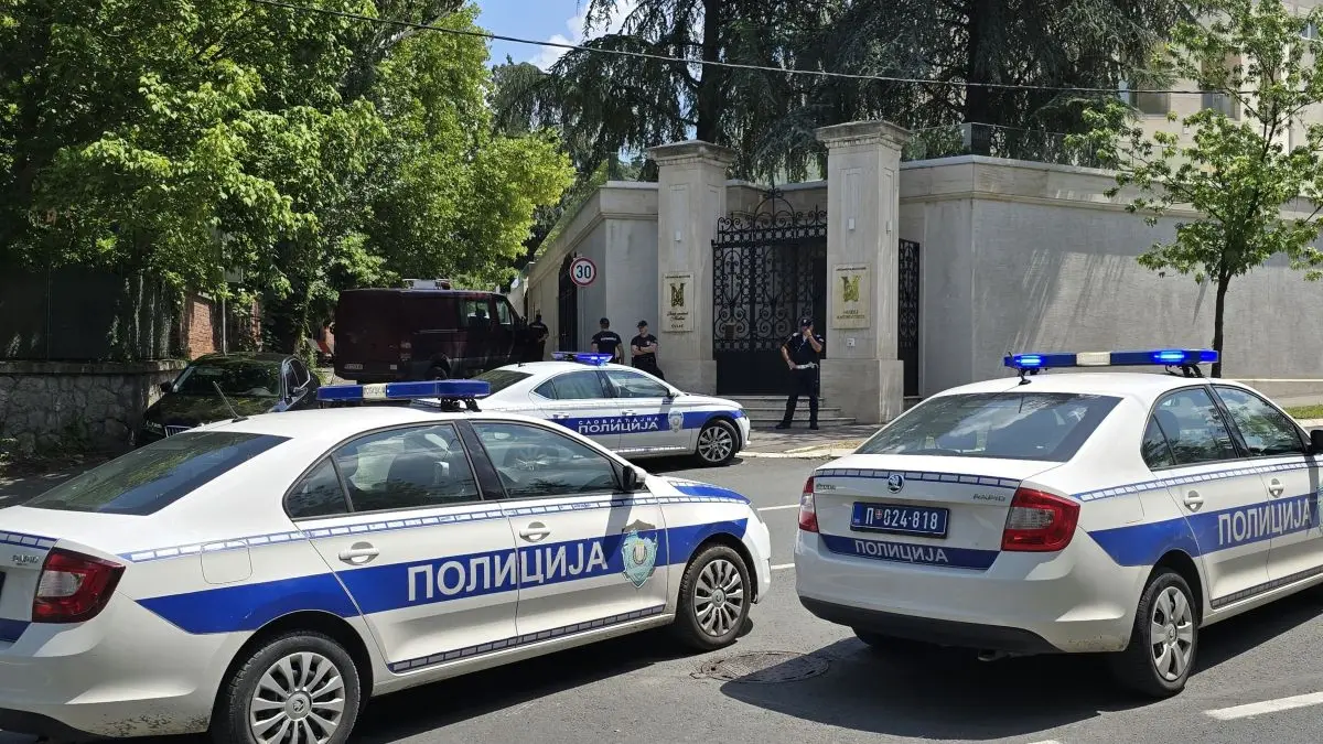 un jandarm a fost atacat cu cutitul la ambasada israelului din belgrad de un minor care a strigat allahu akbar agresorul a fost ucis