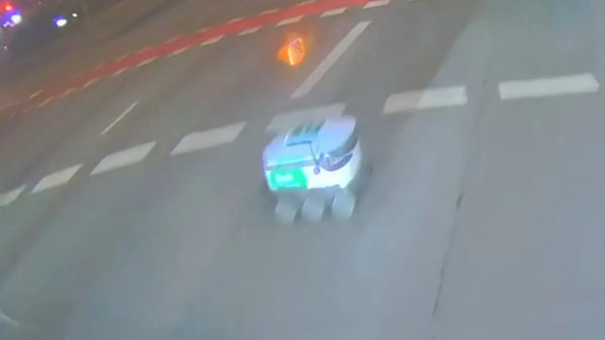 un robot de livrari din estonia a provocat un accident cu un autobuz si a fugit de la locul faptei