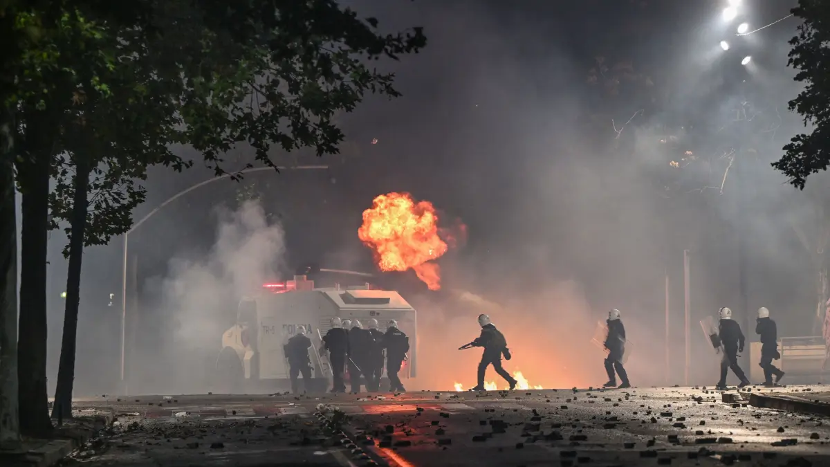 albania introduce amenzi de peste 6 000 de dolari pentru cei prezenti la protestele care degenereaza in violente