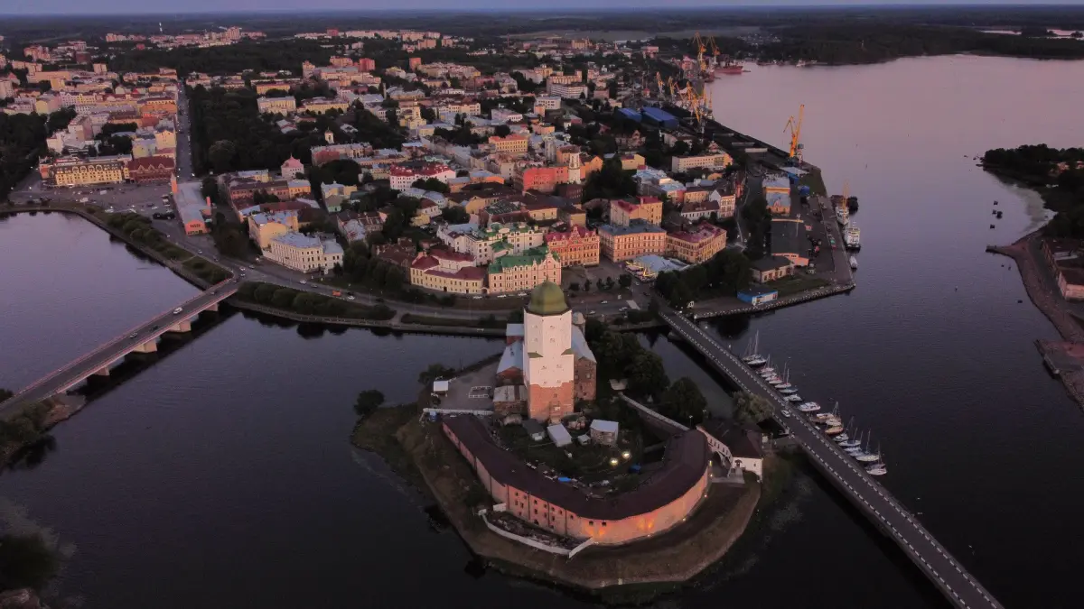 cu granitele catre europa inchise rusii isi fac vacantele in viborg orasul care le ofera iluzia ca sunt in occident