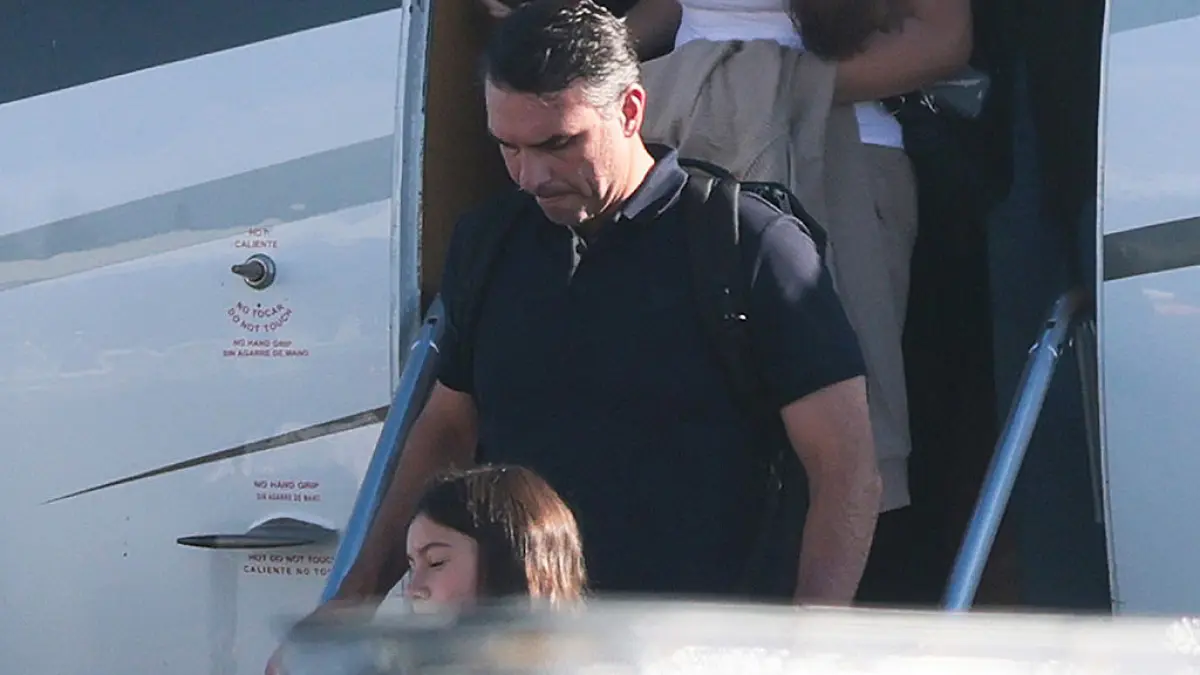dupa ce a ajuns in sua flavio bolsonaro a postat o scrisoare in care se proclama presedintele adevarat al braziliei apoi a sters o