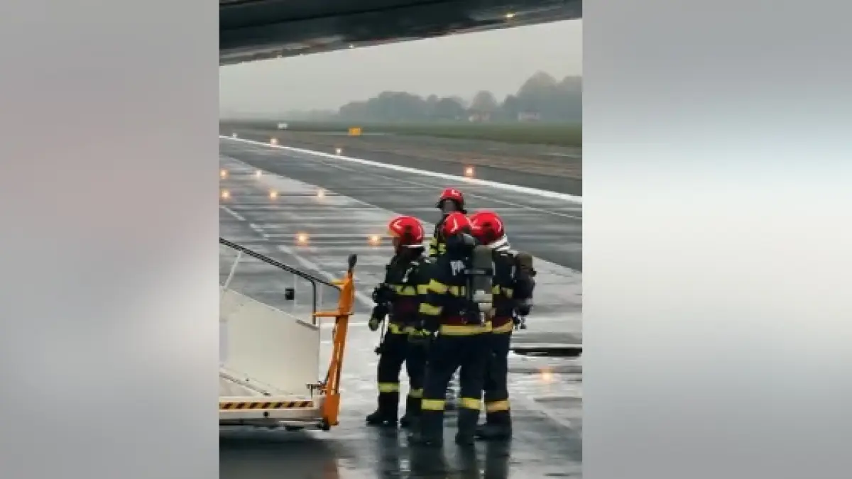 pompierii isu au simulat interventia pe pista dupa un accident de avion imagini de la exercitiul tactic de pe aeroportul otopeni