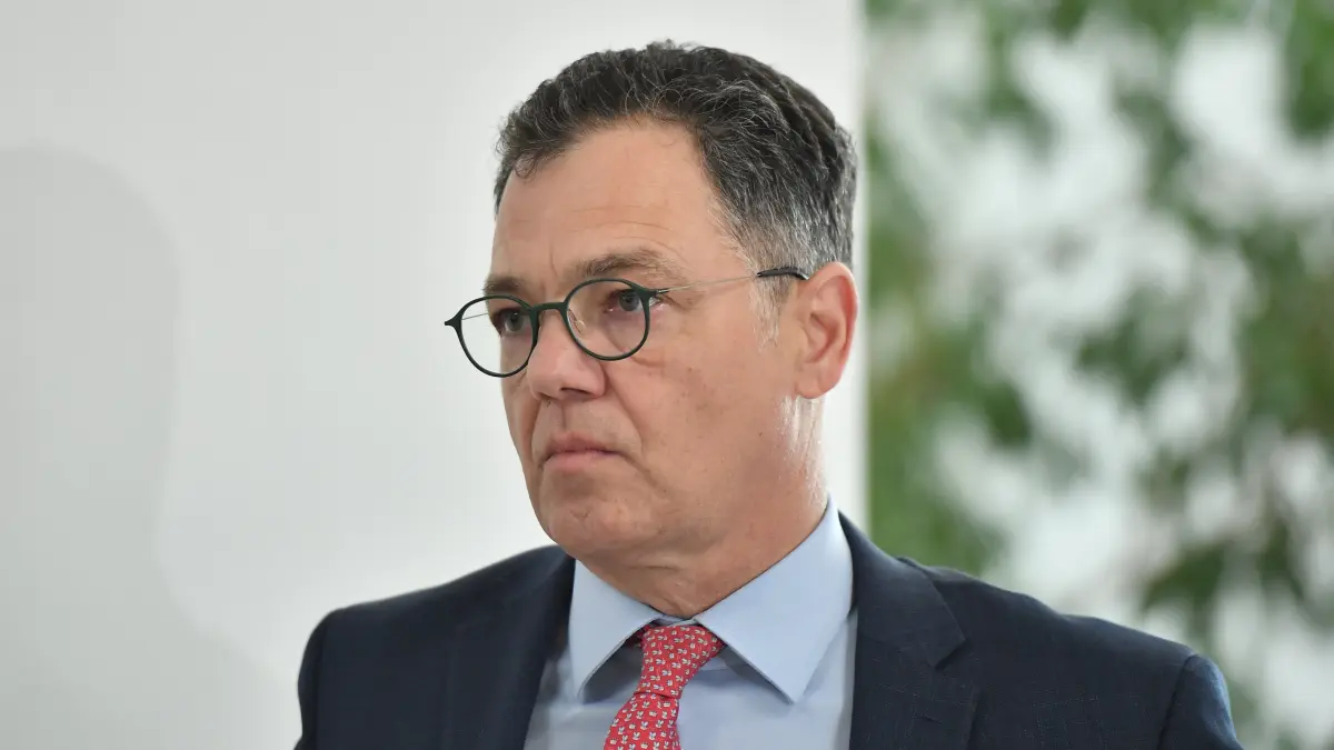 ministrul apararii nationale din romania radu oprea