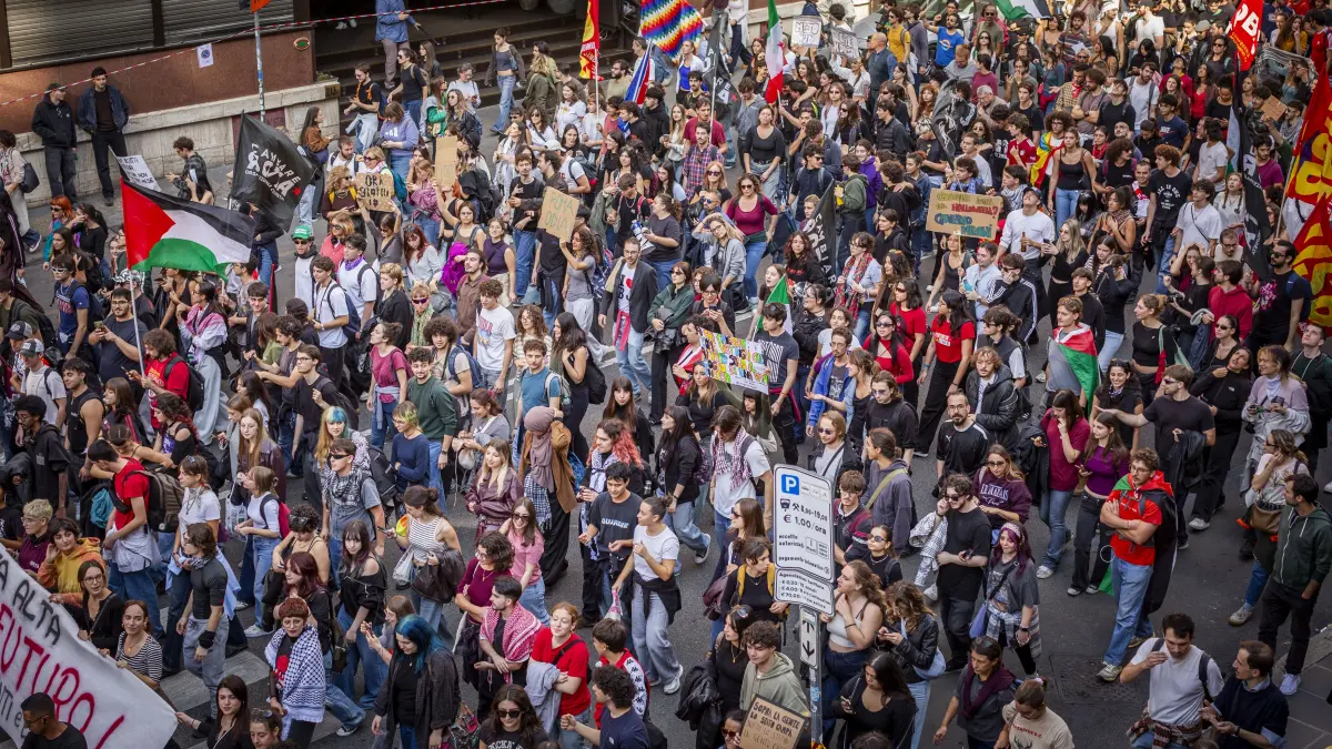 italia e zguduita de proteste 1 5 milioane de oameni au intrat in greva generala peste 200 000 au iesit in strada in 60 de orase