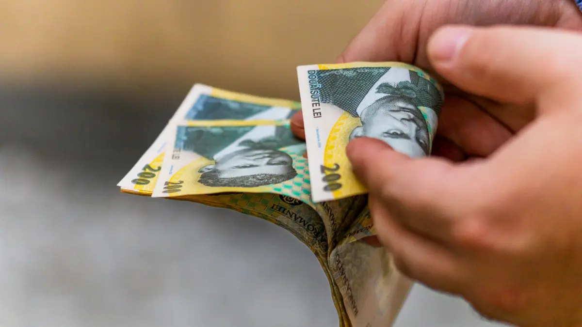 maini barbat numara bani bacnote de 200 de lei