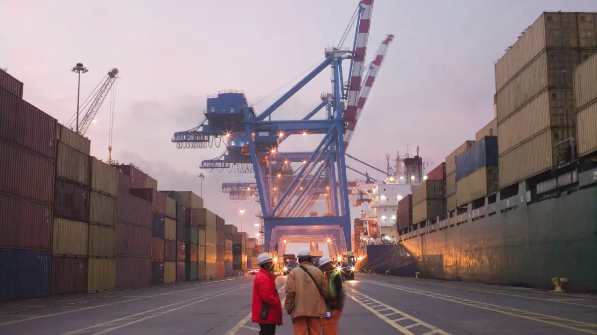 porturile europei sunt paralizate de greva docherilor transporturi de peste doua miliarde de dolari blocate