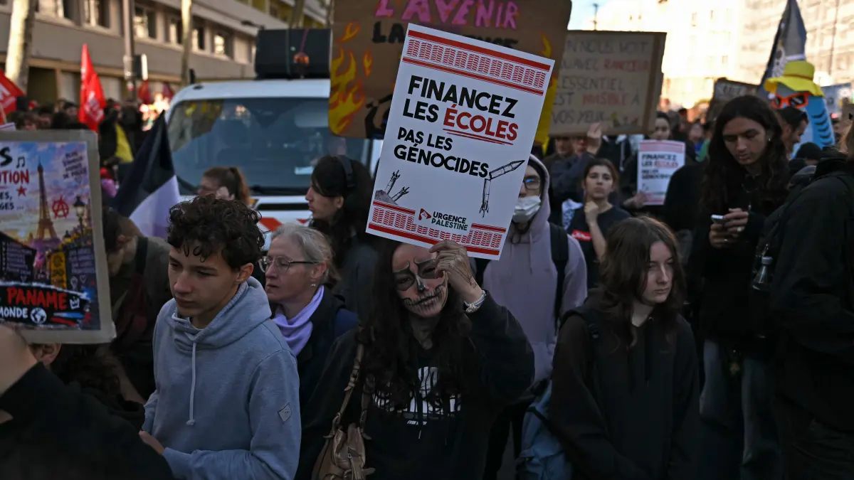 a fost halloween cu gaze lacrimogene la paris aproape 320 000 de oameni au protestat in toata tara 70 000 de politisti in strada