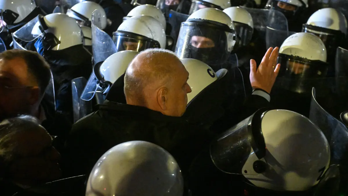 criza politica in polonia presedintele curtii constitutionale demis proteste si politie karol nawrocki a intrat cu forta in cladire