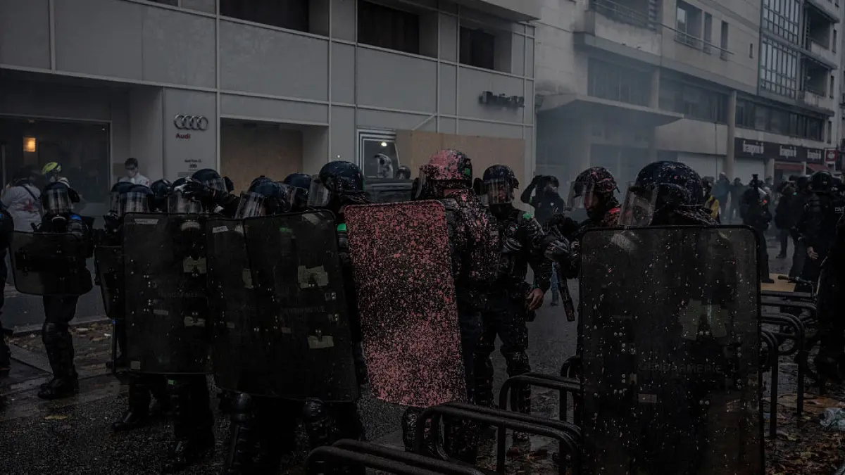 franta scoate in strada 70 000 de politisti in al treilea weekend de proteste exista risc foarte ridicat de tulburare a ordinii publice