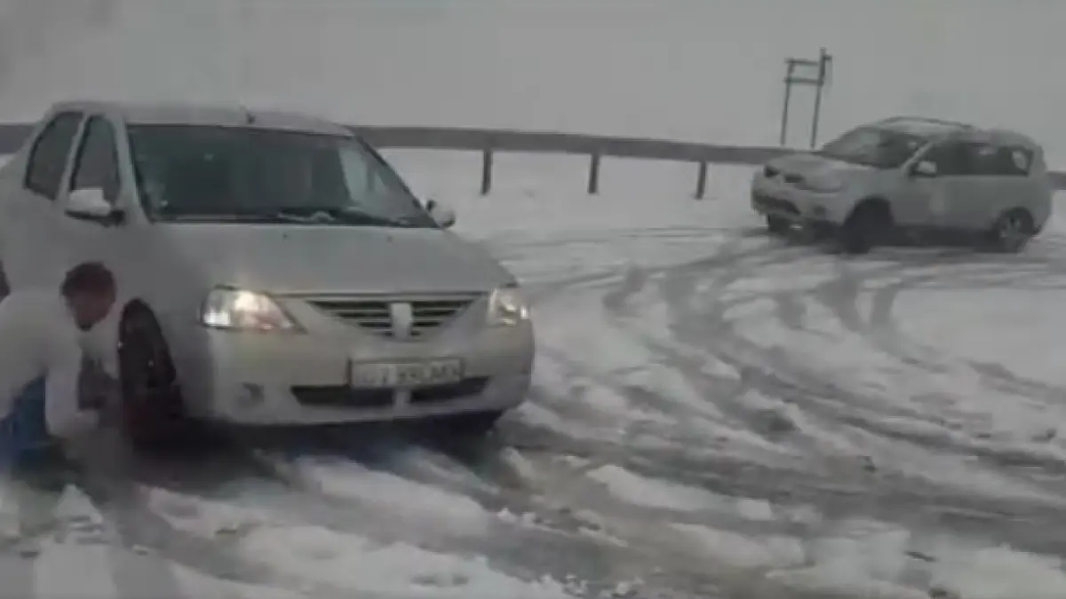 ninge abundent pe transalpina drumul a fost inchis un utilaj verifica daca sunt masini blocate avertisment de la salvamont