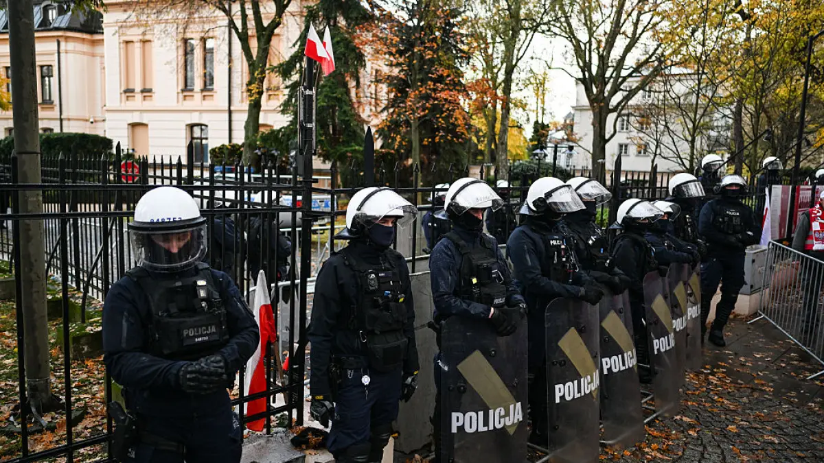 un barbat cu un cutit si un pistol a fost retinut la protestul de la tribunalul constitutional din varsovia