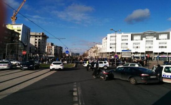 Paris. Bărbatul care luase mai mulţi ostatici într-un oficiu poştal S-A PREDAT forţelor de ordine 479