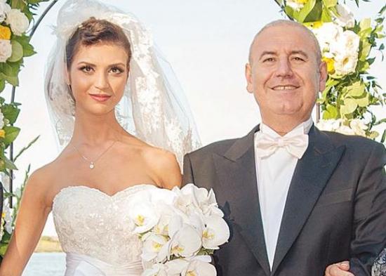 În timp ce Dorin Cocoş PLÂNGE în faţa magistraţilor, iată ce face SOŢIA lui. "Împreună doar la BINE" 442