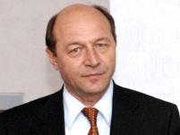Băsescu a primit o busolă şi un ochean de la conducerea Academiei Navale