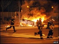 Protestele continuă în Paris. 60 de poliţişti răniţi, 10 maşini şi 5 clădiri incendiate