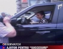 "Succesuri" la volan. Elena Băsescu, ajutată să iasă din parcare