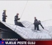 Furtună puternică la Cluj Napoca. Două acoperişuri au fost distruse (VIDEO)