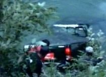 Şeful Salvamont România şi-a chemat colegii în ajutor, după ce a căzut cu maşina într-un lac (VIDEO)