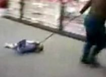 Şi-a târât copilul cu lesa legată de gât printr-un magazin (VIDEO)