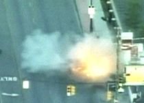 Urmărire spectaculoasă: O maşină explodează, după ce este proiectată într-un stâlp de electricitate (VIDEO)