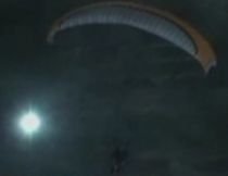 Au reuşit imposibilul. Doi români au zburat cu parapanta la 140 de metri adâncime, în spaţiu închis (VIDEO)