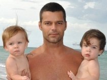Ricky Martin, un tată mândru. Cei doi gemeni ai artistului, pozaţi pe plajă (FOTO)