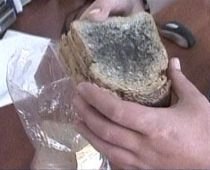Pâine mucegăită, în perioada de garanţie, pe rafturile unui hipermarket din Braşov (VIDEO)
