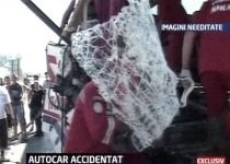 Accident la Deva. 12 oameni răniţi, din care 7 grav, după ce un autocar a acroşat un TIR care staţiona (VIDEO)