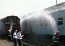 Şase vagoane scoase din uz, cuprinse de flăcări într-o gară din Hunedoara (VIDEO)
