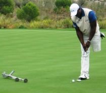 Campionul voinţei. Joacă golf cu un picior lipsă, cu concurenţi fără dizabilităţi (VIDEO)