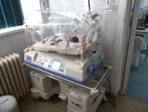 Bebeluş, în stare gravă, după ce a fost uitat în incubator de personalul medical (VIDEO)
