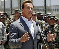  Schwarzenegger vizitează Irak şi doreşte să transfere tacticile militare de război în California
