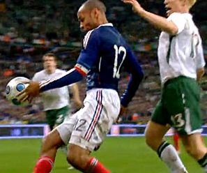 Thierry Henry recunoaşte că s-a folosit de mână pentru a duce Franţa la "mondiale" (VIDEO)