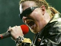 Axl Rose, solistul trupei Guns N' Roses, s-a luat la bătaie cu un paparazzo (VIDEO)