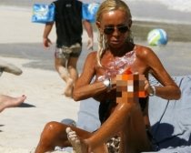 Donatella Versace, topless pe o plajă din Caraibe. Atenţie, imagini şocante!
