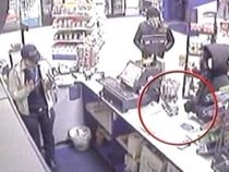 Benzinărie, jefuită de doi tineri care au furat bani, vodcă, ţigări şi gumă de mestecat (VIDEO)