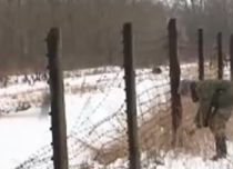 Grănicerii moldoveni au scos primii kilometri din gardul care marca graniţa cu România