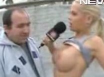 Vezi cum o reporteriţă ia interviuri topless - VIDEO