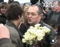 Emil Boc i-a ajutat cu flori pe sinistraţii din judeţul Dâmboviţa (VIDEO)