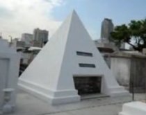 Nicolas Cage şi-a cumpărat loc de veci în formă de piramidă (VIDEO)