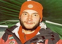 Alpinistul Teodor Tulpan şi-a fracturat coloana, în urma unui salt cu parapanta